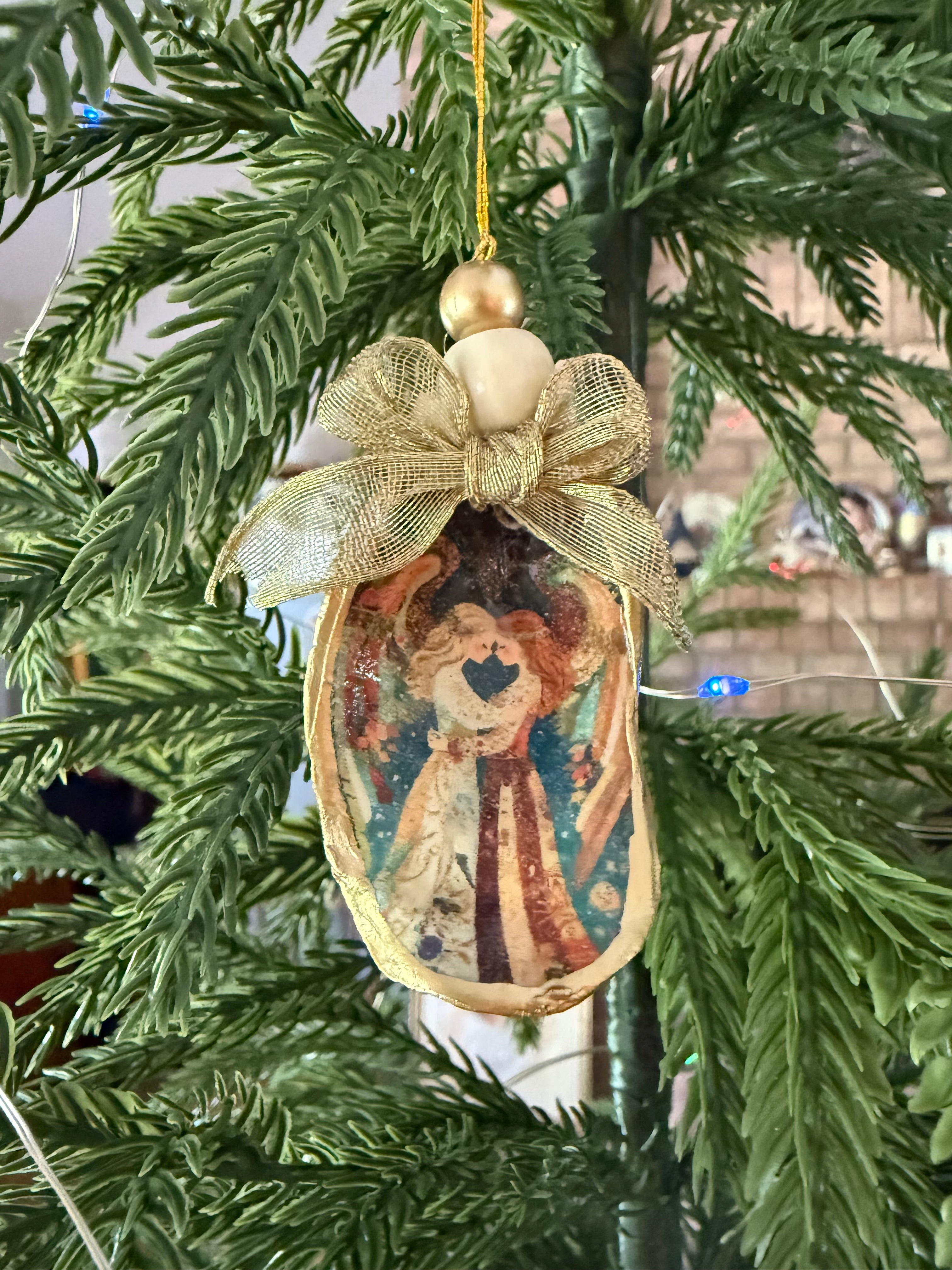 Small Hugging Angels Ornament 1