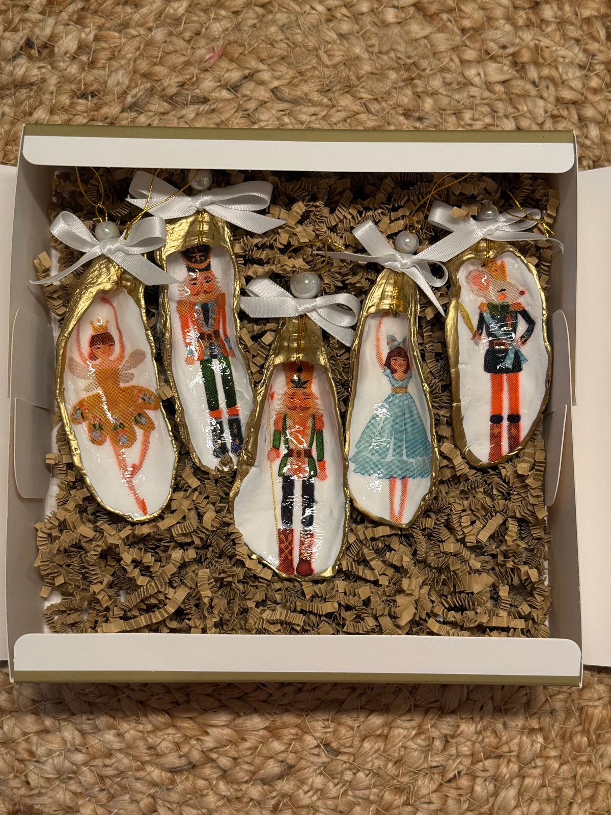 Nutcracker Oyster Shell Christmas Ornament Set (Pearl)